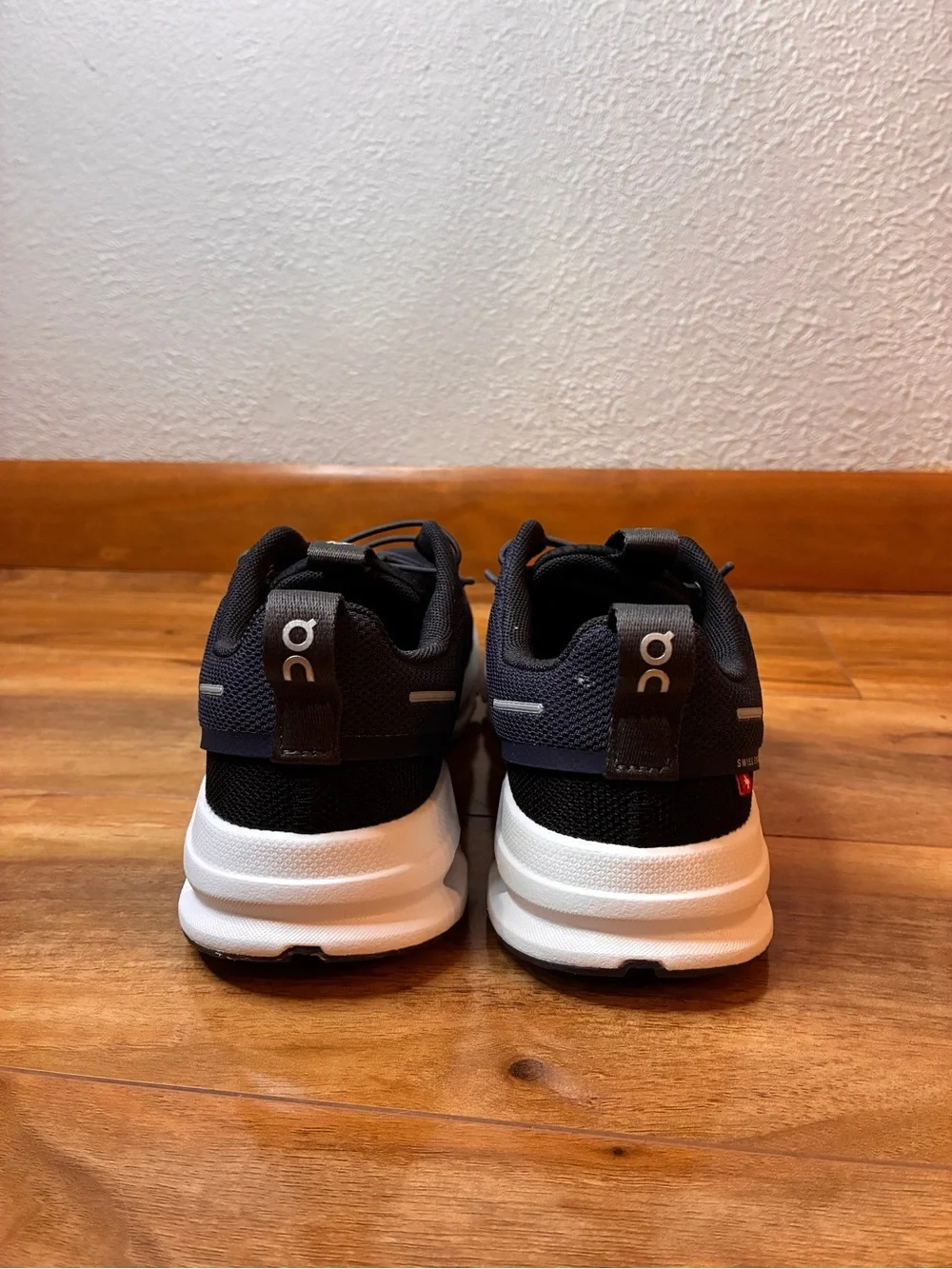 On Cloud Sky Kid’s Athletic Shoe Sneakers, deep navy blue- size 3.5